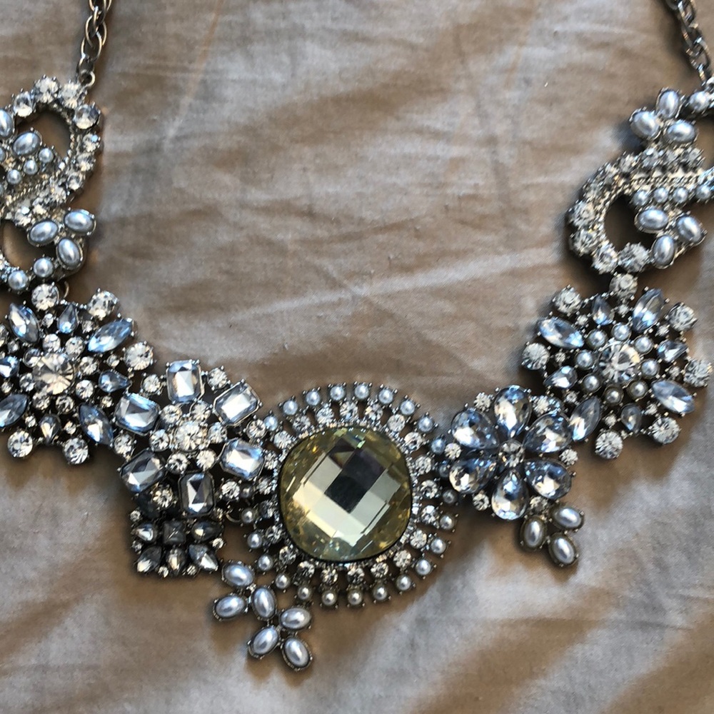 Silver crystal necklace with Yellow center stone.
